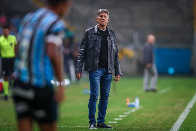 Três jogadores do Grêmio estão pendurados para jogo contra o Fortaleza