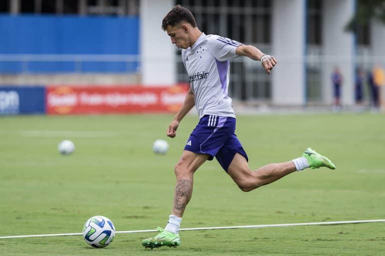 Stênio será titular do Cruzeiro contra o Internacional